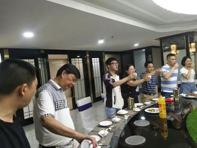 小辈们给长辈敬酒,祝大家快乐生活,健康长寿!葵兰堂的领头人訓杰