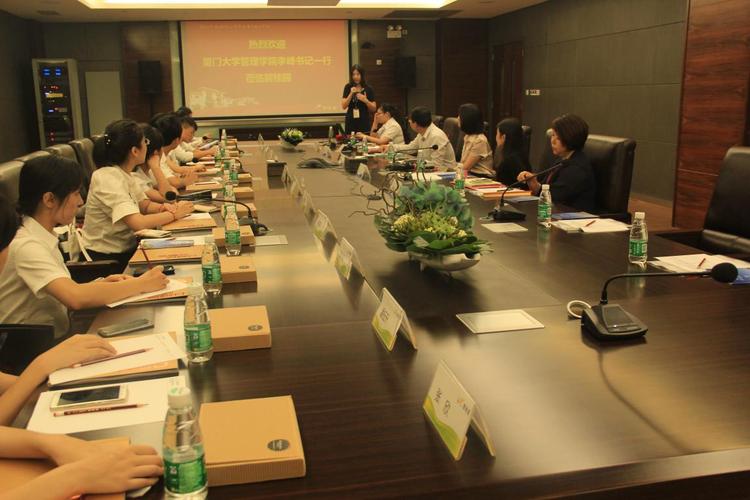 高级经理彭青,管理学院党委副书记李峰,团委副书记蒋超杰和实践队全